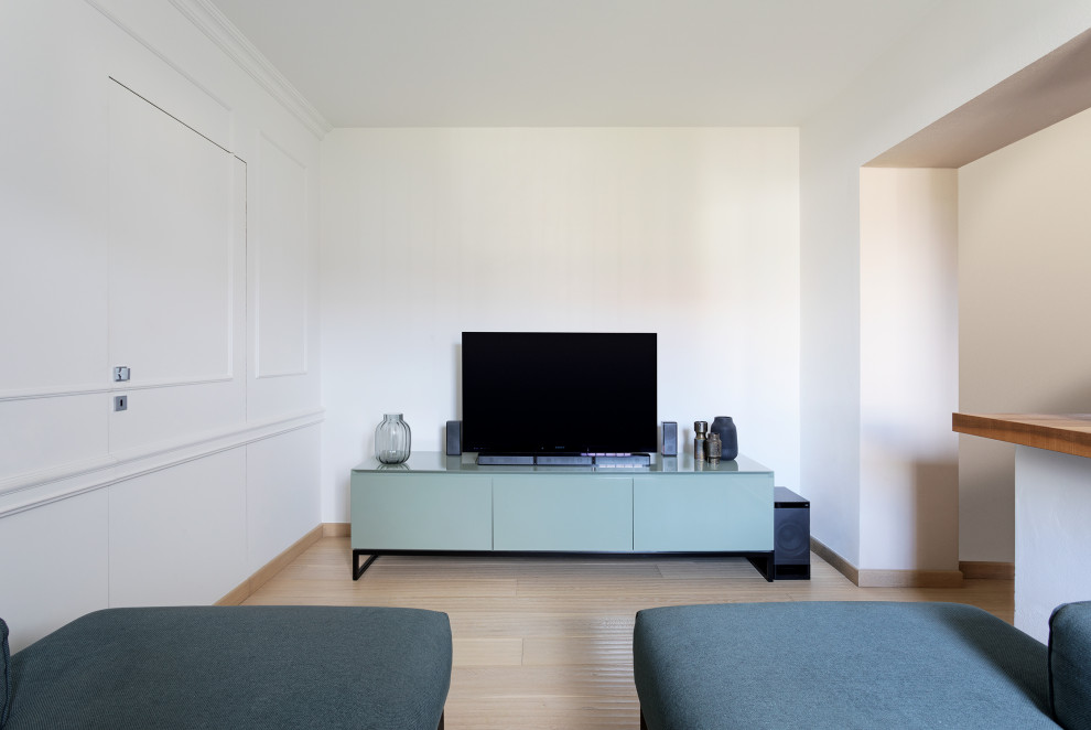 Inspiration för små eklektiska allrum med öppen planlösning, med vita väggar, ljust trägolv och en fristående TV