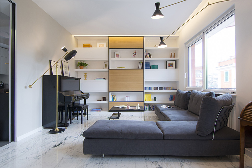 Foto di un ampio soggiorno minimal aperto con libreria, pavimento in marmo, TV nascosta e pavimento bianco