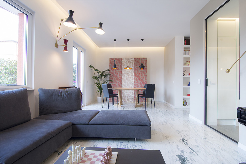 Immagine di un ampio soggiorno minimalista aperto con libreria, pavimento in marmo e TV nascosta