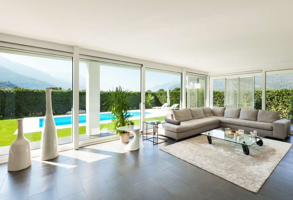 Immagine di un grande soggiorno contemporaneo aperto con sala formale, pareti bianche, pavimento con piastrelle in ceramica e pavimento nero