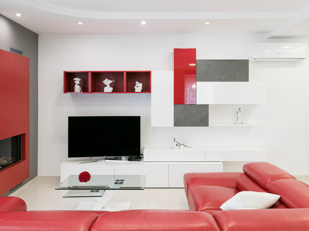 Esempio di un grande soggiorno moderno aperto con angolo bar, pareti rosse, pavimento in gres porcellanato, camino lineare Ribbon, TV autoportante e pavimento grigio