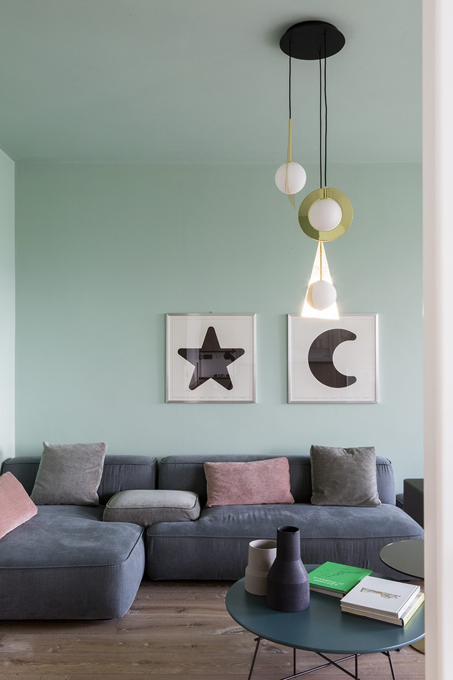Esempio di un soggiorno minimal con pavimento in legno massello medio, pareti verdi e pavimento marrone