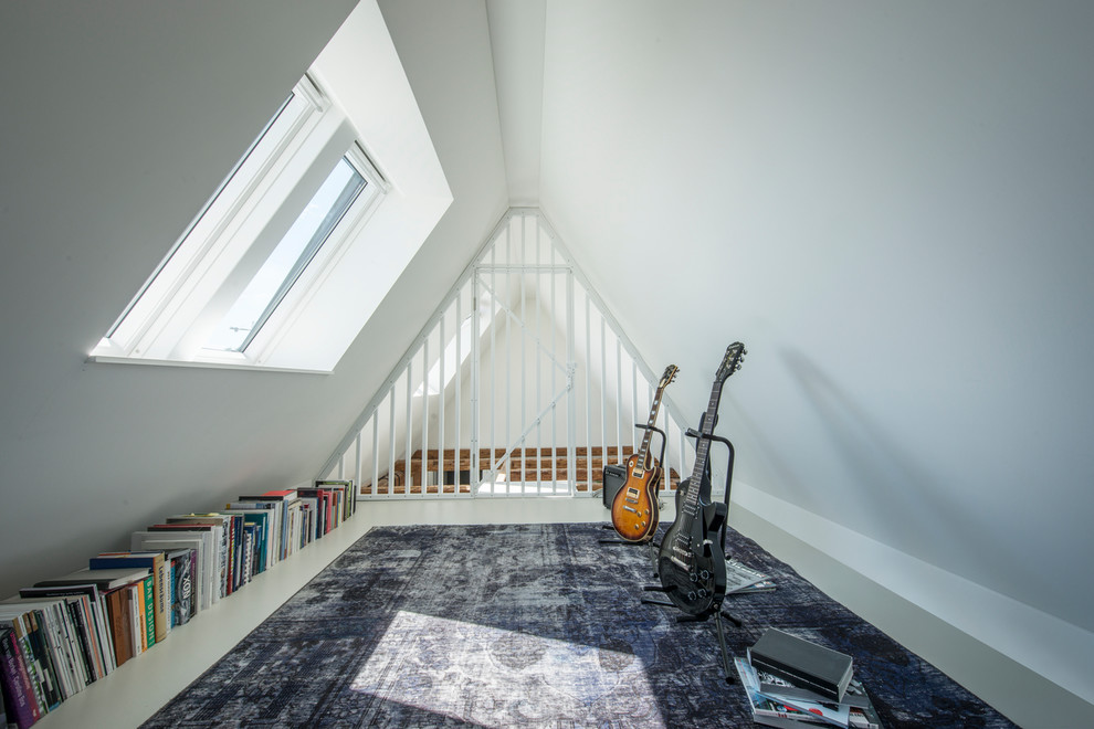 Пример оригинального дизайна: изолированная гостиная комната среднего размера в скандинавском стиле с музыкальной комнатой и белыми стенами без телевизора