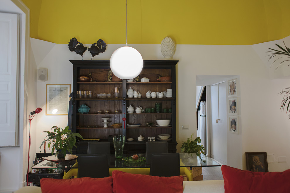 Mittelgroßes, Abgetrenntes Modernes Wohnzimmer mit gelber Wandfarbe, hellem Holzboden und braunem Boden in Neapel