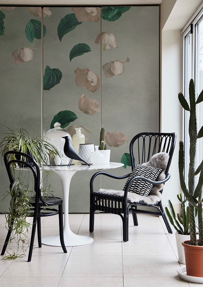 Esempio di un piccolo soggiorno minimal chiuso con pareti multicolore e pavimento con piastrelle in ceramica