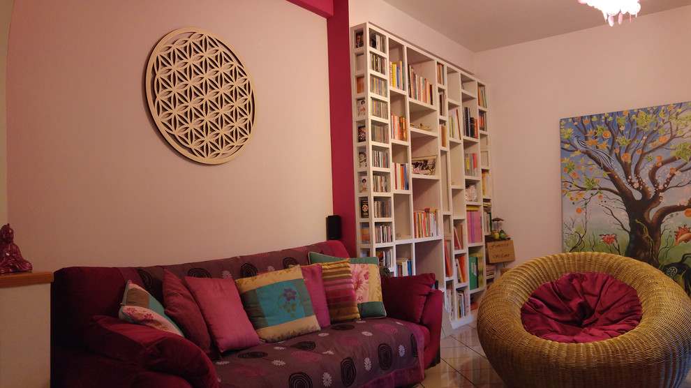 На фото: гостиная комната среднего размера в средиземноморском стиле