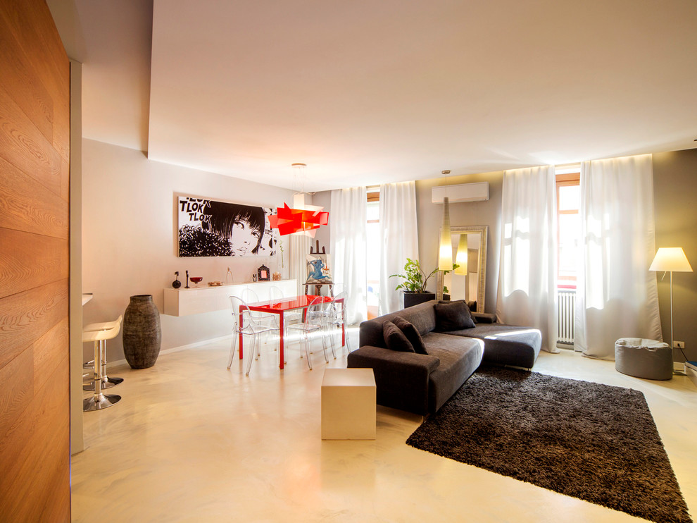 Свежая идея для дизайна: большая открытая гостиная комната в стиле модернизм с серыми стенами и телевизором на стене - отличное фото интерьера