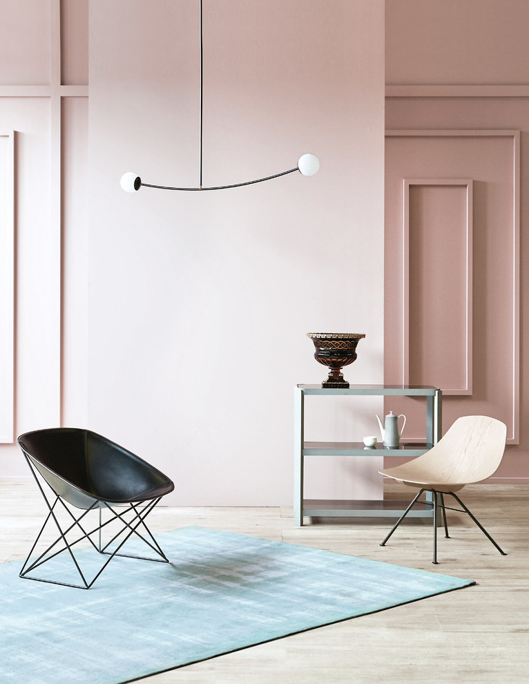 Идея дизайна: изолированная гостиная комната в современном стиле с розовыми стенами и светлым паркетным полом