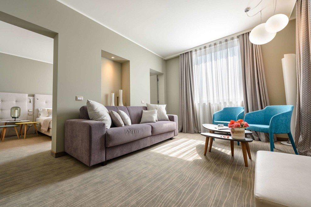 Esempio di un soggiorno design di medie dimensioni e aperto con pareti grigie, moquette e pavimento grigio