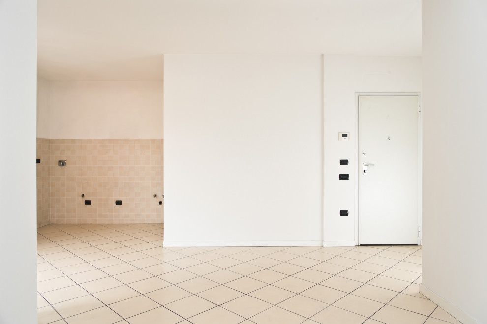 Foto di un piccolo soggiorno minimal aperto con pareti bianche, pavimento con piastrelle in ceramica e pavimento beige