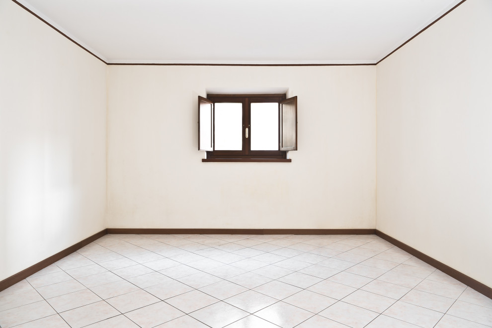 Cette photo montre un petit salon tendance fermé avec un sol en carrelage de céramique, un sol beige et un mur blanc.