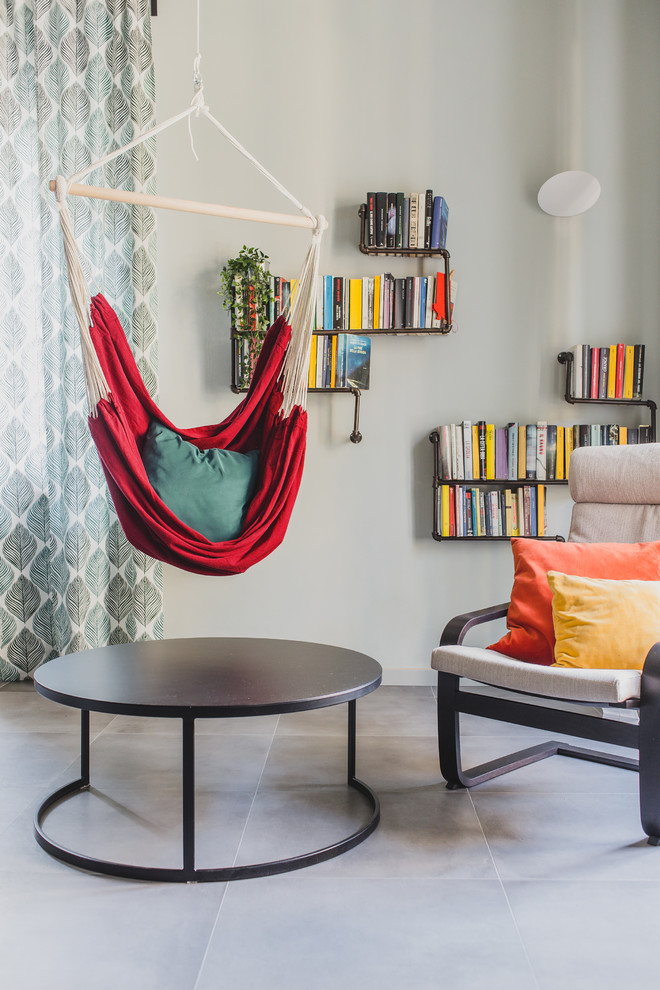 Foto de sala de estar con biblioteca abierta contemporánea con paredes grises y suelo gris