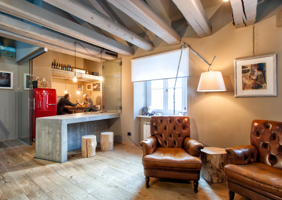 Ejemplo de salón con barra de bar abierto urbano de tamaño medio con paredes beige y suelo de madera clara