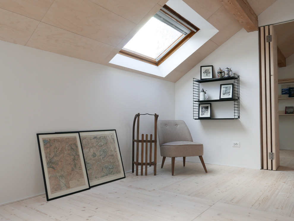 Immagine di un piccolo soggiorno scandinavo stile loft con pareti bianche e pavimento in legno massello medio