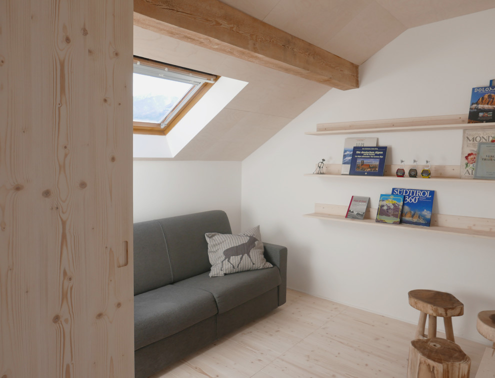 Idéer för små minimalistiska allrum på loftet, med mellanmörkt trägolv
