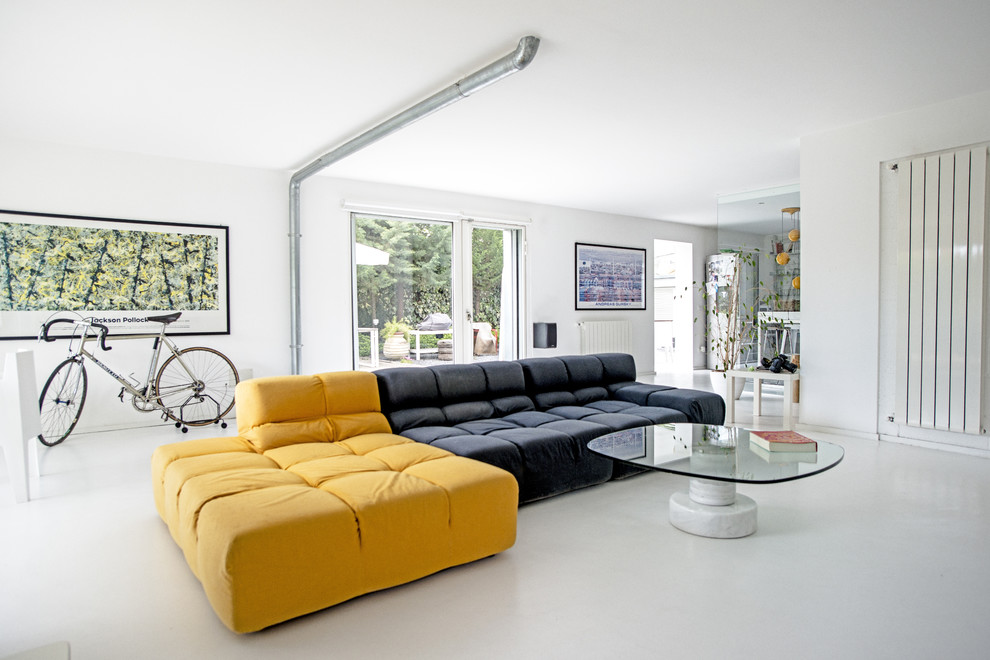Living room - large modern concrete floor living room idea in Catania-Palermo with white walls
