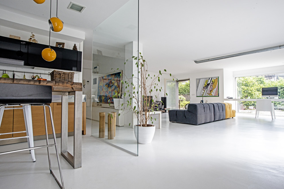 Idee per un soggiorno moderno di medie dimensioni e stile loft con pareti bianche e pavimento in cemento