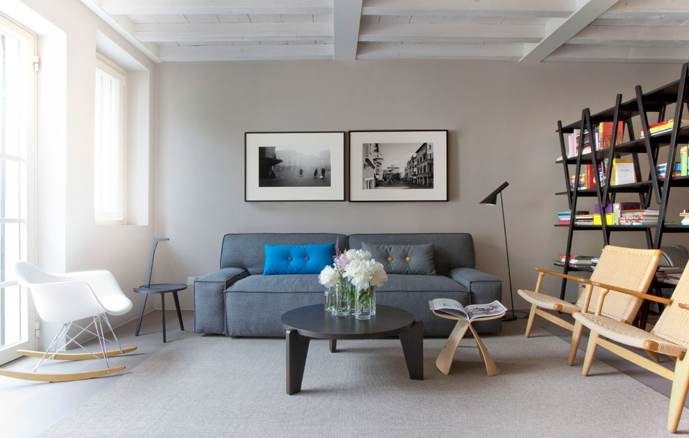 Bild på ett mellanstort minimalistiskt vardagsrum, med beige väggar