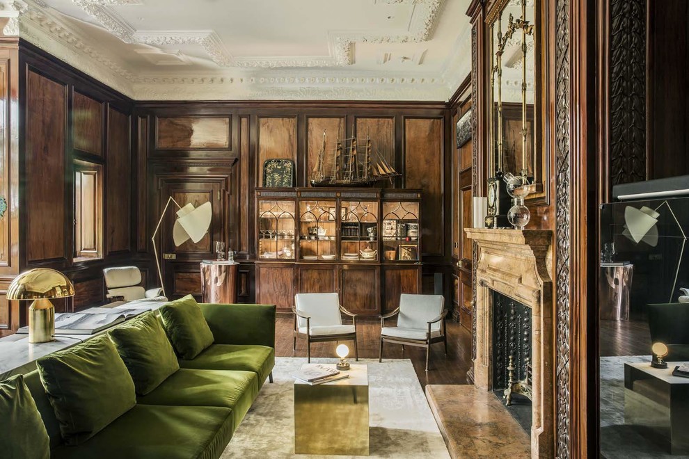 Mittelgroßes, Repräsentatives, Abgetrenntes Klassisches Wohnzimmer mit dunklem Holzboden, braunem Boden, brauner Wandfarbe und Kamin in London