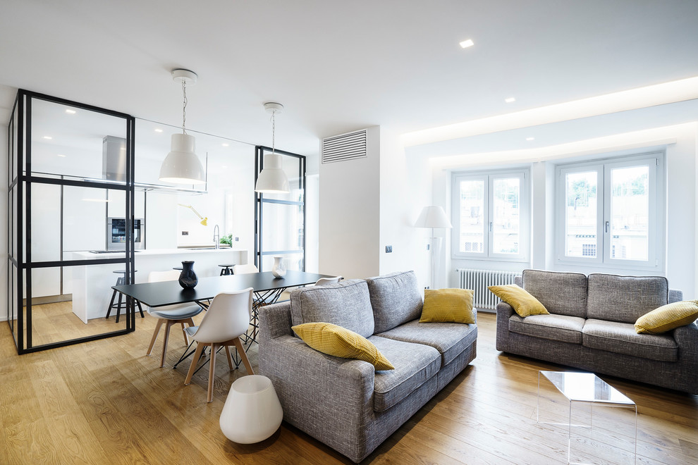Idee per un soggiorno minimal di medie dimensioni e aperto con sala formale, pareti bianche e pavimento in legno massello medio