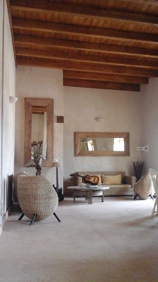 他の地域にある高級な広い地中海スタイルのおしゃれなリビング (ベージュの壁、コンクリートの床、ベージュの床) の写真
