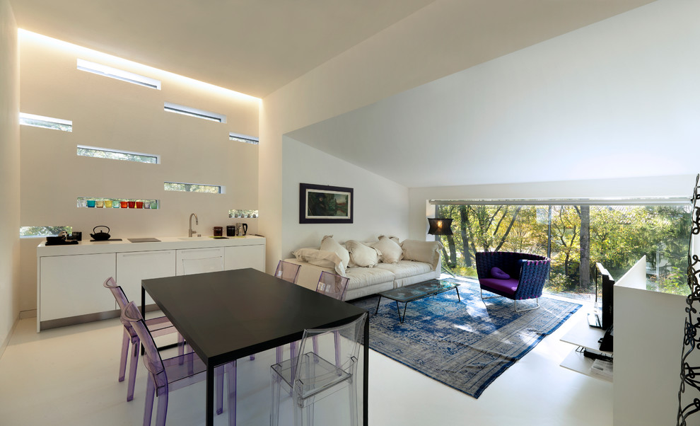 Idee per un soggiorno contemporaneo aperto con pareti bianche e pavimento in gres porcellanato