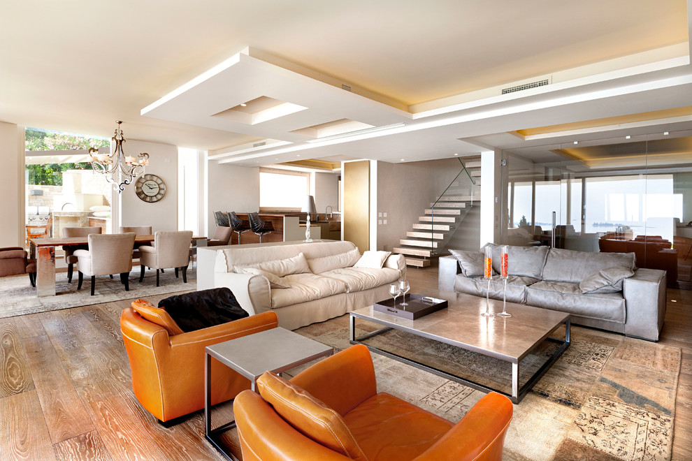 Ispirazione per un ampio soggiorno eclettico aperto con pareti bianche e pavimento in legno massello medio