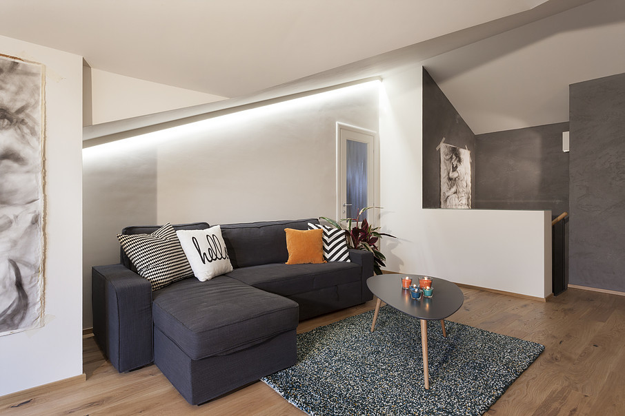 Foto di un soggiorno contemporaneo di medie dimensioni e aperto con pareti bianche, parquet chiaro e pavimento marrone