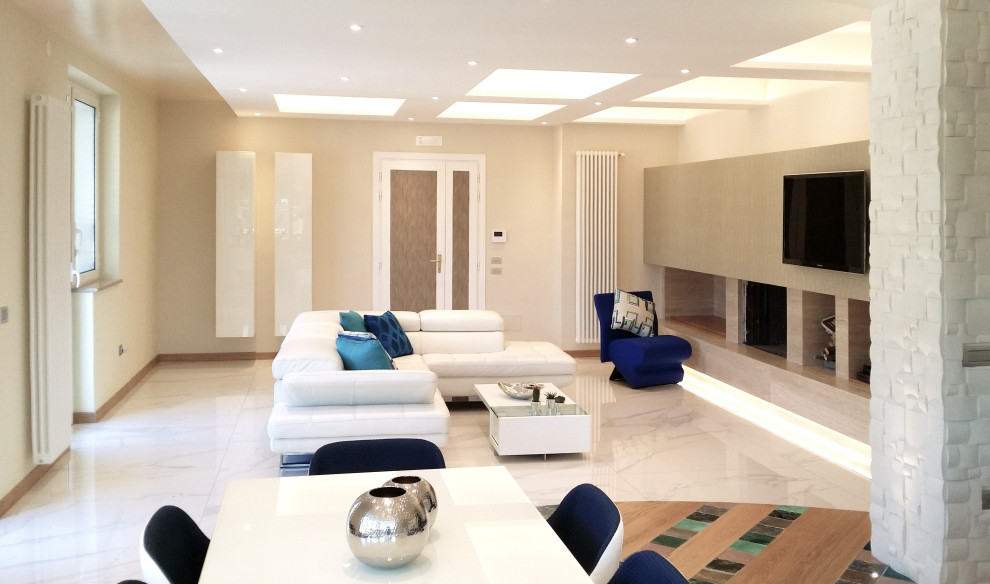 Idée de décoration pour un grand salon tradition ouvert avec un mur beige, un sol en marbre, un téléviseur fixé au mur, un sol blanc, un plafond à caissons et du papier peint.