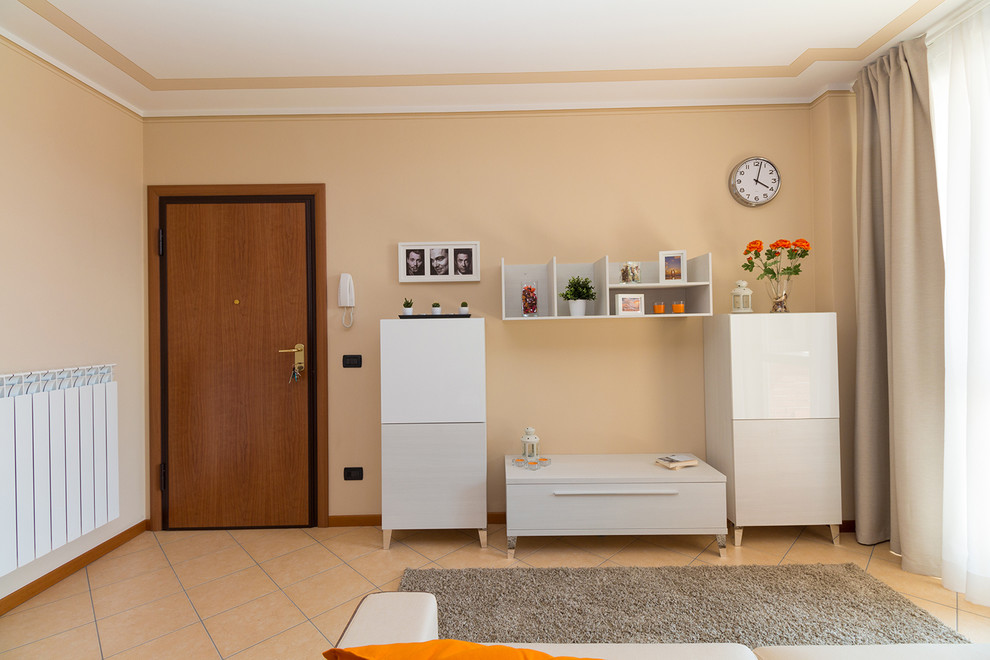 Immagine di un soggiorno design di medie dimensioni e aperto con pavimento con piastrelle in ceramica e TV a parete