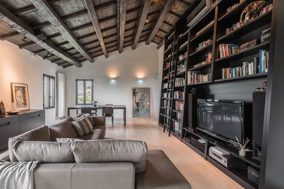 Foto di un soggiorno design aperto con libreria, pareti grigie, parquet chiaro, parete attrezzata e pavimento beige