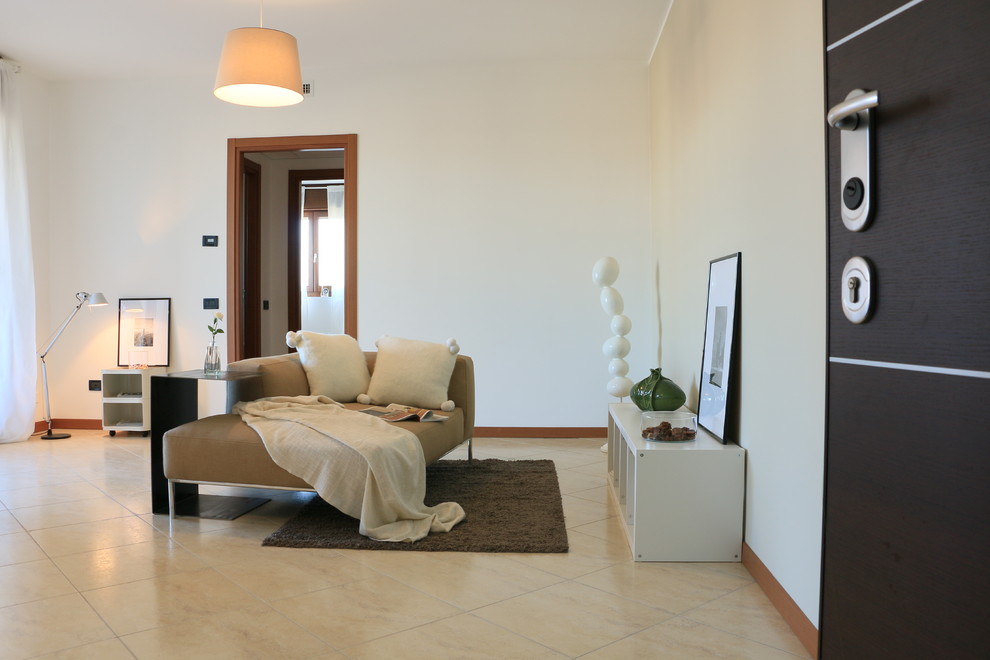 Foto di un soggiorno minimal di medie dimensioni e aperto con pareti beige e pavimento in gres porcellanato