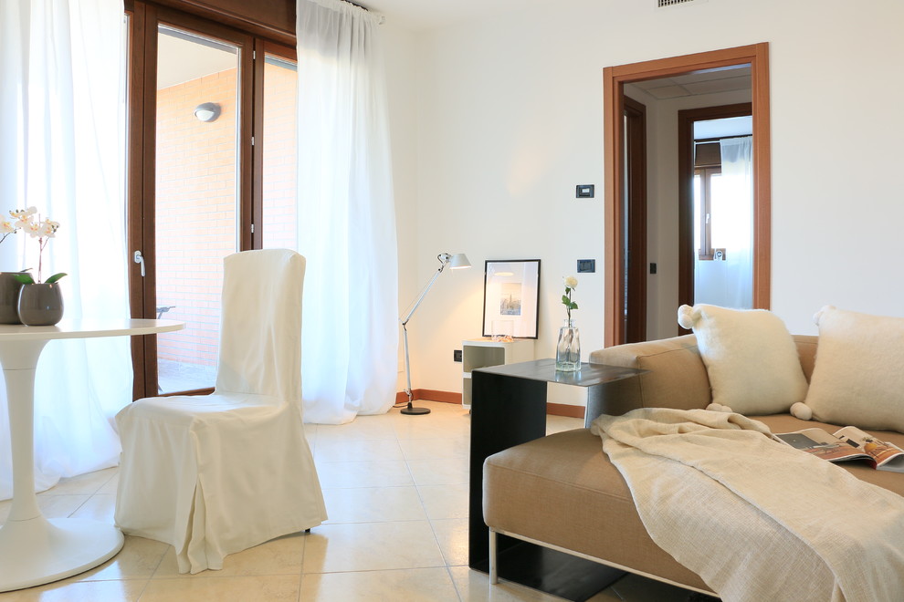 Idee per un soggiorno contemporaneo di medie dimensioni e aperto con pareti beige e pavimento in gres porcellanato