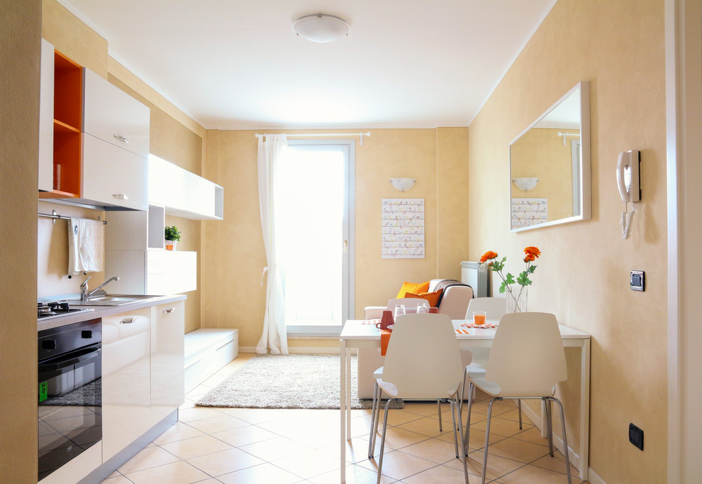 Kleines, Offenes Modernes Wohnzimmer mit Porzellan-Bodenfliesen in Mailand