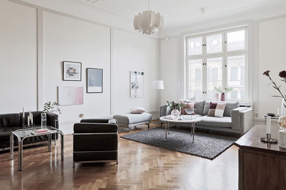 Idee per un soggiorno nordico con nessuna TV, pareti beige, pavimento in legno massello medio e pavimento beige