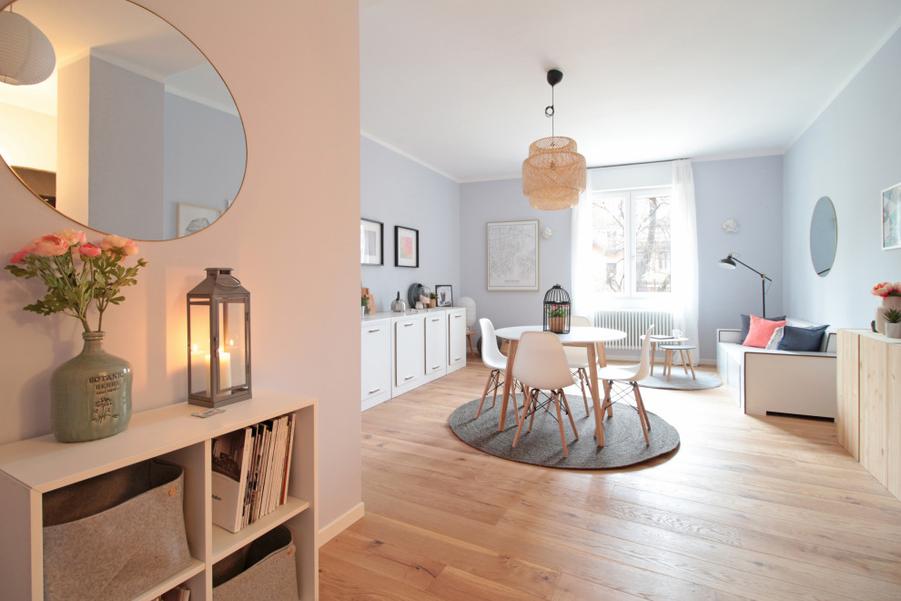 Foto di un soggiorno scandinavo di medie dimensioni e aperto con pareti grigie e parquet chiaro