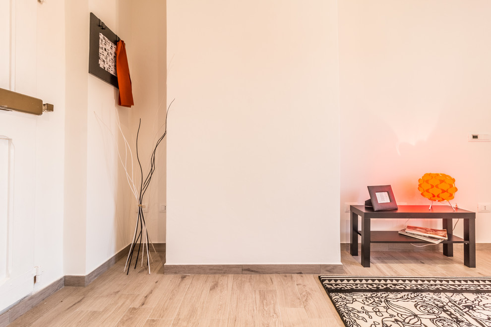 Idee per un piccolo soggiorno moderno chiuso con pavimento in gres porcellanato e pavimento beige