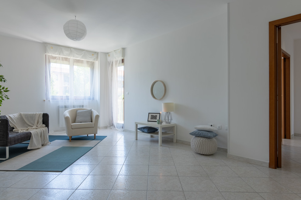 Ispirazione per un grande soggiorno design aperto con pareti bianche, pavimento in gres porcellanato e pavimento bianco
