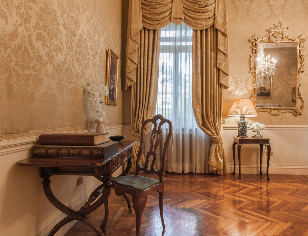 Idee per un grande soggiorno chic con sala formale, pareti gialle, camino classico e pavimento marrone