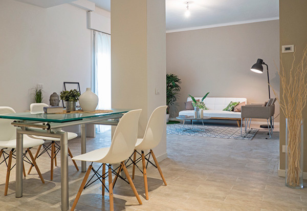 Modernes Wohnzimmer mit beiger Wandfarbe und Porzellan-Bodenfliesen