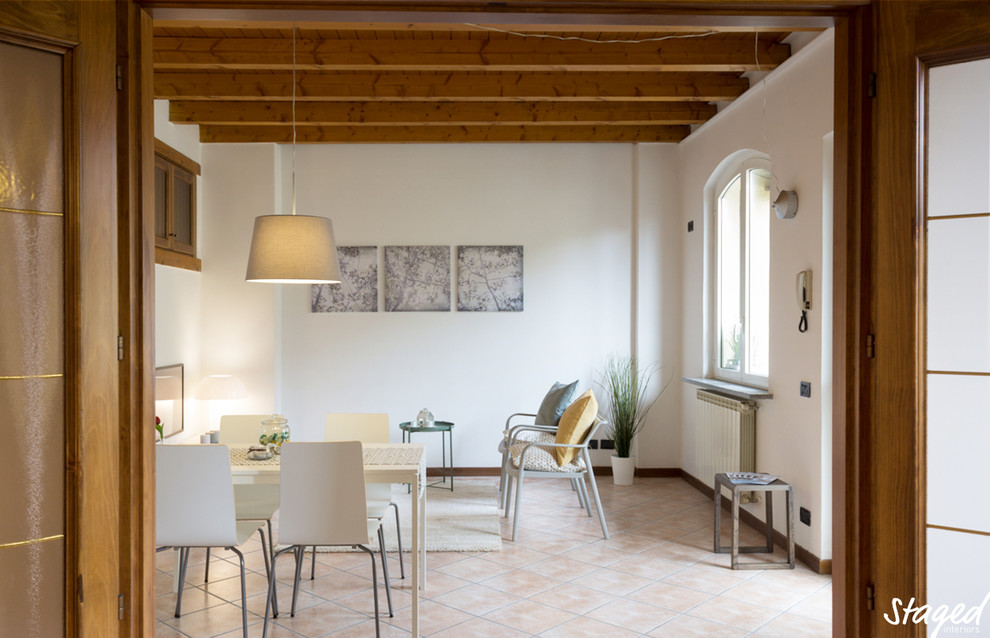 Immagine di un soggiorno minimalista di medie dimensioni e aperto con pavimento rosa