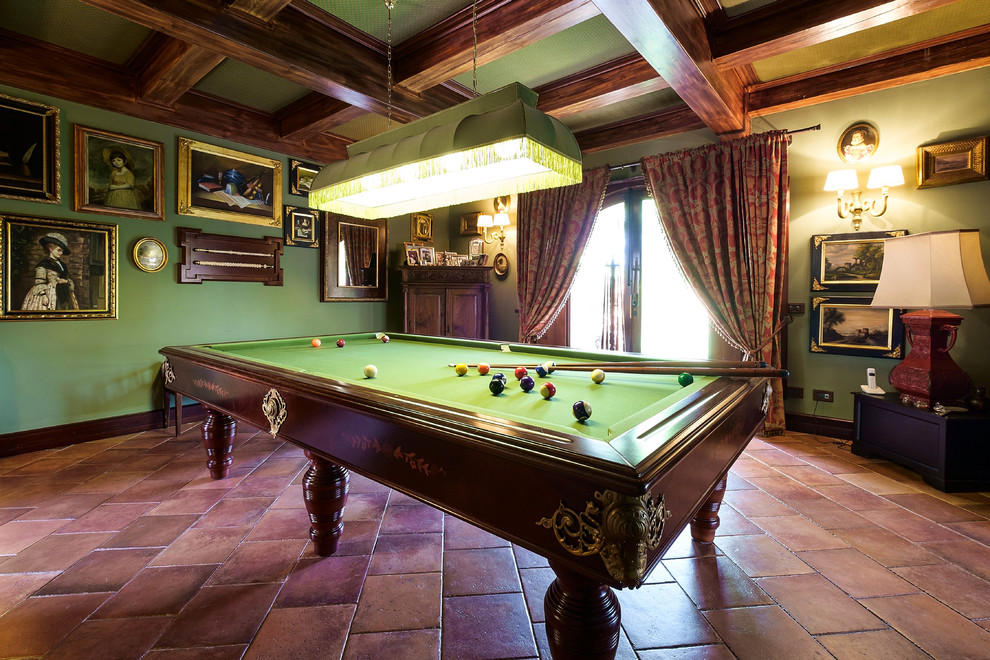 Идея дизайна: большая изолированная гостиная комната в классическом стиле с зелеными стенами, полом из терракотовой плитки и бильярдным столом