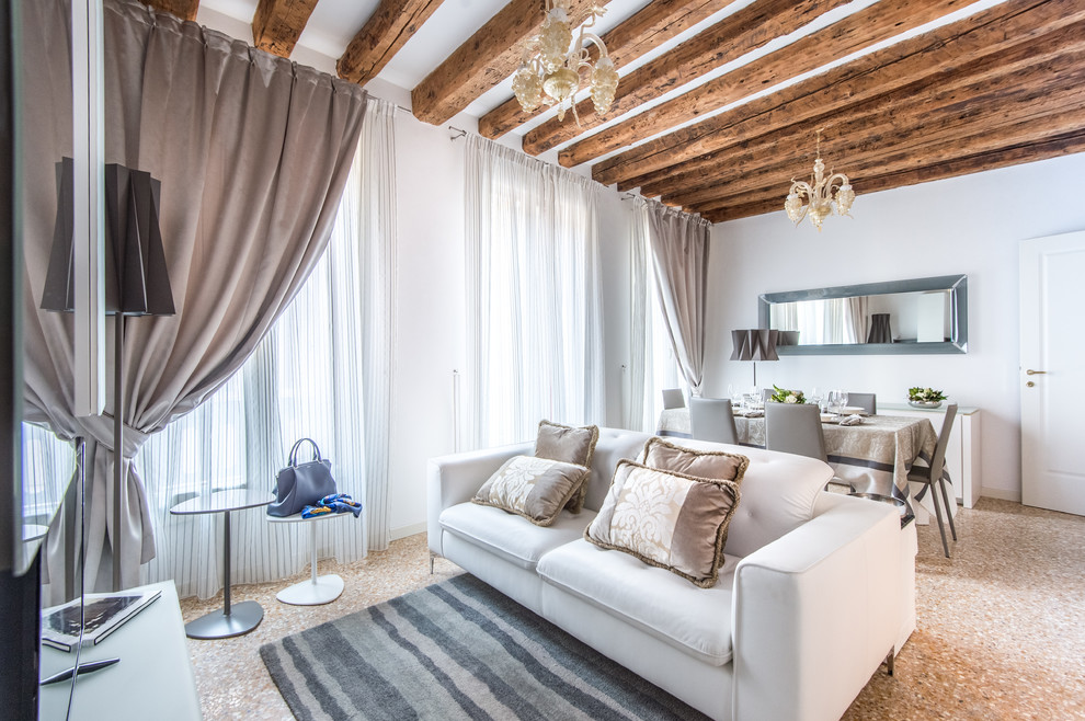 Свежая идея для дизайна: изолированная гостиная комната в средиземноморском стиле с белыми стенами и ковром на полу - отличное фото интерьера