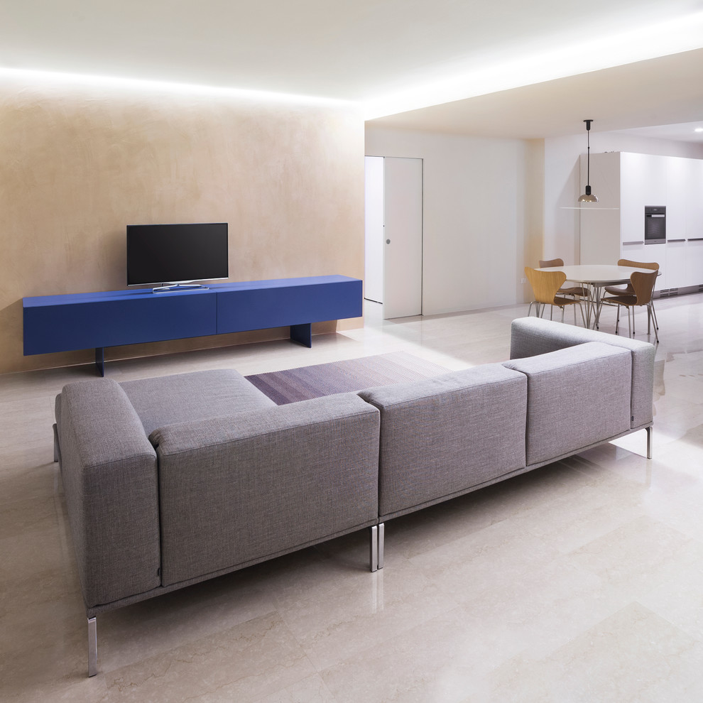 На фото: большая гостиная комната в современном стиле с бежевыми стенами, мраморным полом и отдельно стоящим телевизором