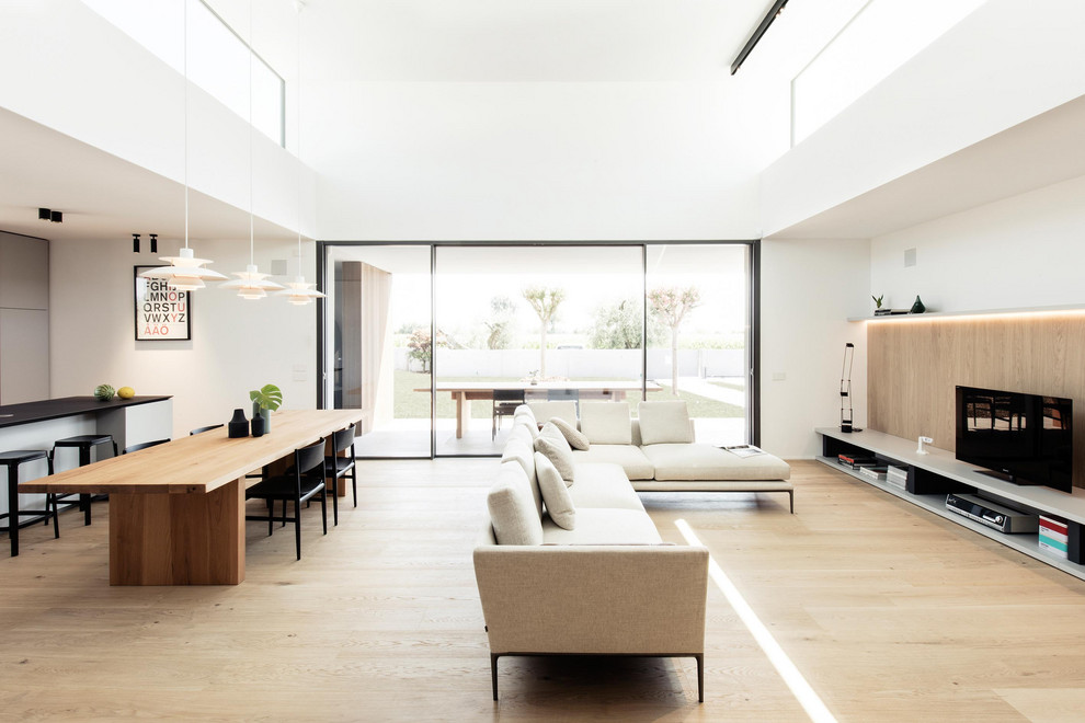 Inspiration pour un grand salon minimaliste ouvert avec un mur blanc, parquet clair, une cheminée d'angle et un téléviseur indépendant.