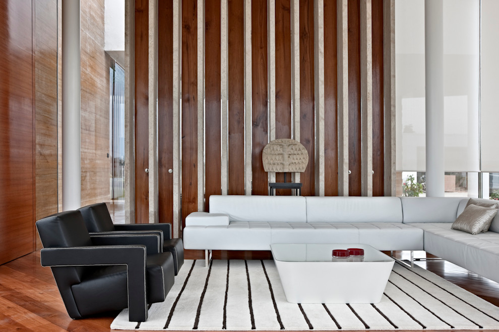 Réalisation d'un salon design avec une salle de réception et un sol en bois brun.