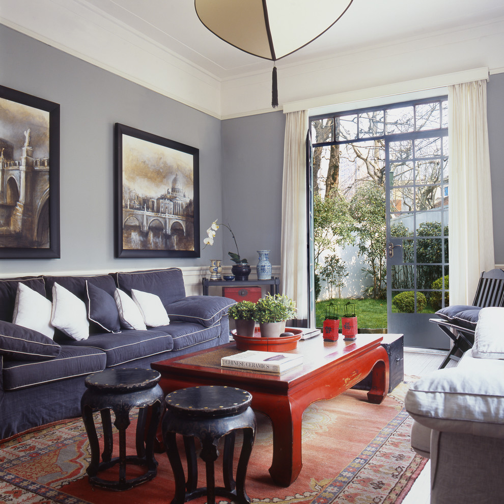 Идея дизайна: парадная гостиная комната в восточном стиле с фиолетовыми стенами и красивыми шторами