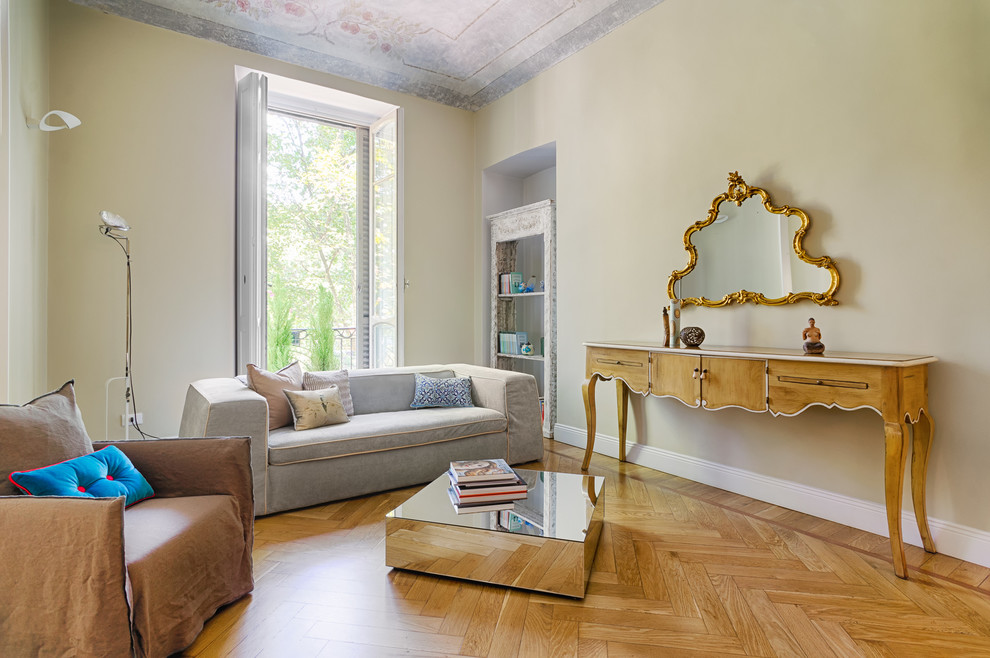 Idee per un soggiorno mediterraneo di medie dimensioni e chiuso con pavimento in legno massello medio e pareti beige