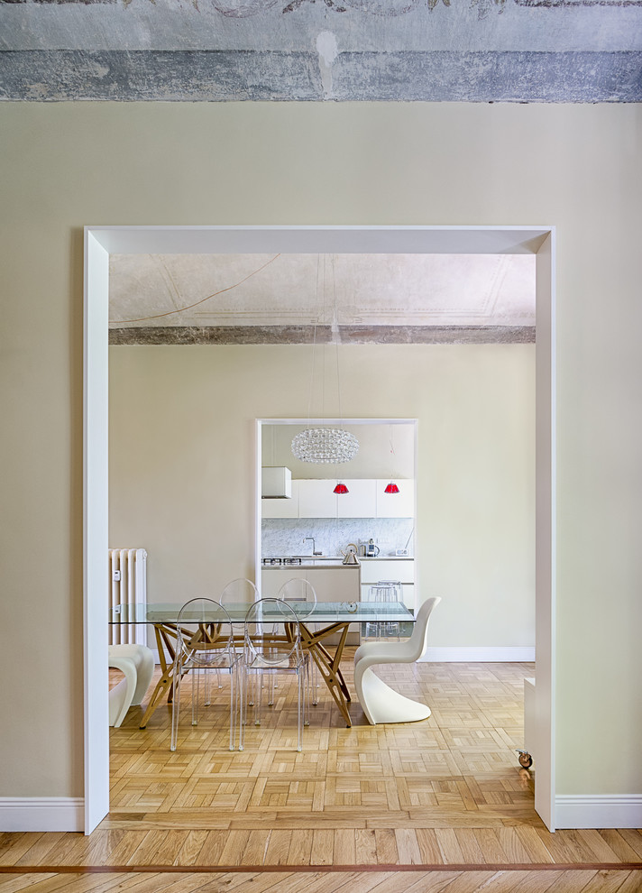 Esempio di un grande soggiorno contemporaneo aperto con sala formale, pareti beige e parquet chiaro
