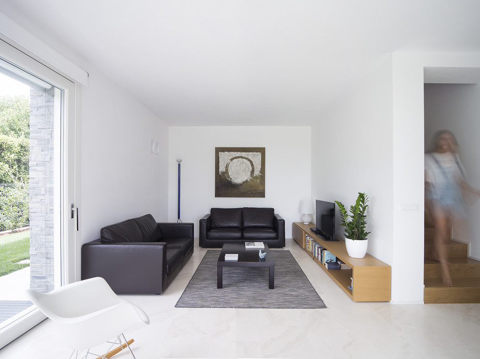 Cette image montre un petit salon design ouvert avec un mur blanc, un sol en marbre et un sol beige.
